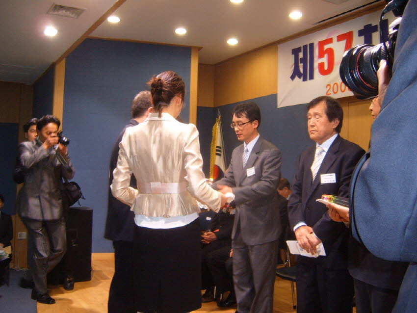 근속패를 받은 사무국장 첨부파일 : 1209308400_214.jpg
