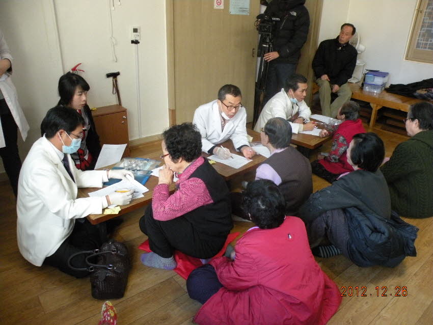 경로당 전담주치의제 방문 첨부파일 : 1356879600_411.jpg