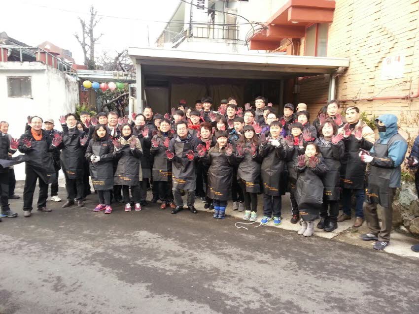 추위 녹인 사랑의 연탄 나눔 첨부파일 : 1419001200_477_3.jpg
